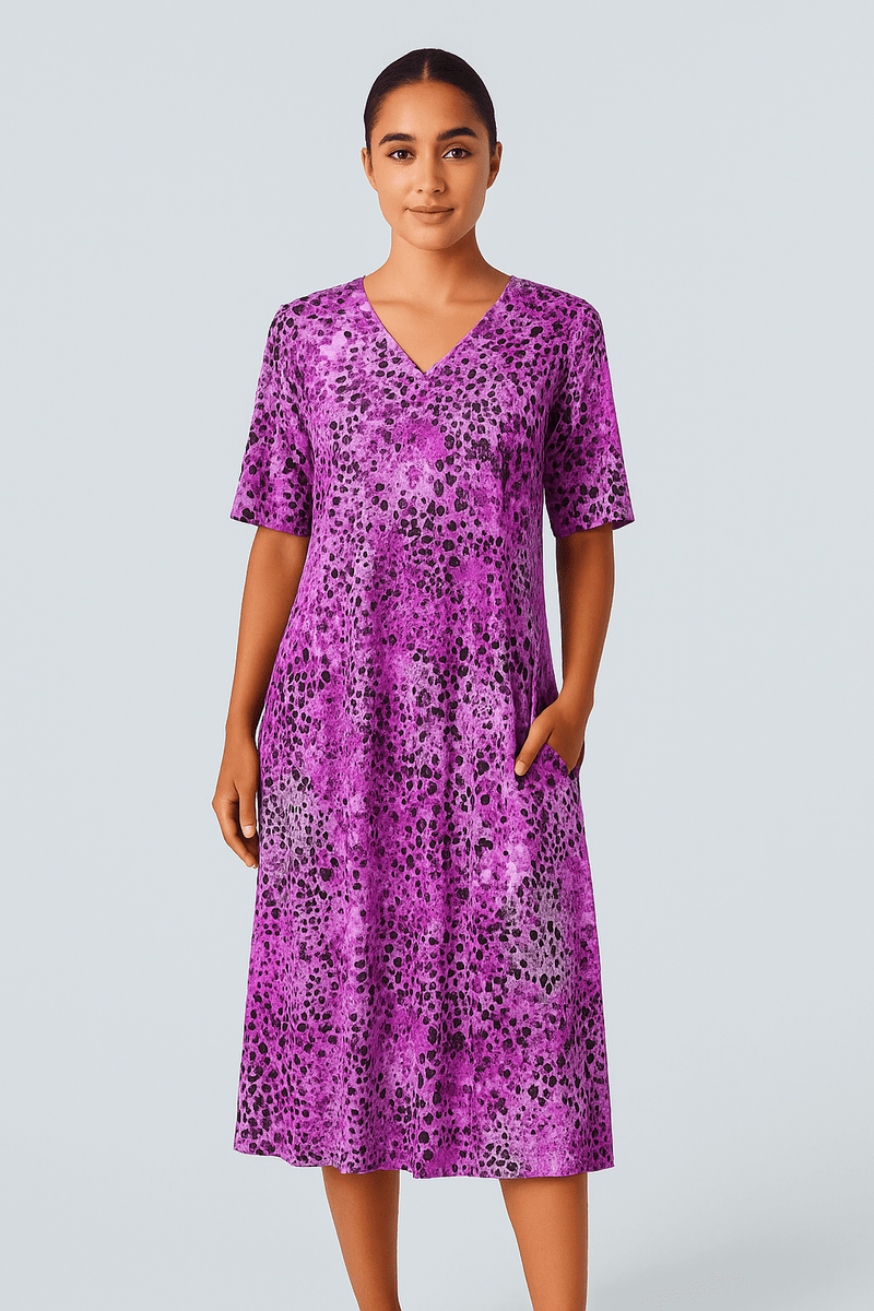 FlowVibe™ - V - udskæring, korte ærmer, A - formet mønstret kjole med sidelommer - Azora